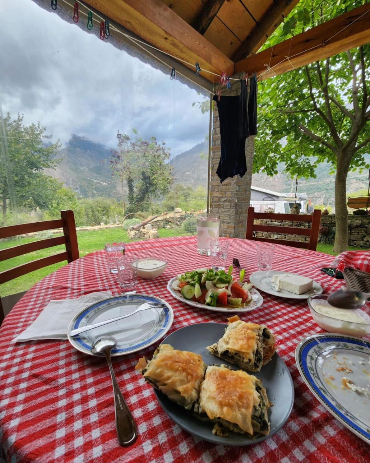 Bujtina Peshtan Guesthouse&Camping Tepelene Exterior foto